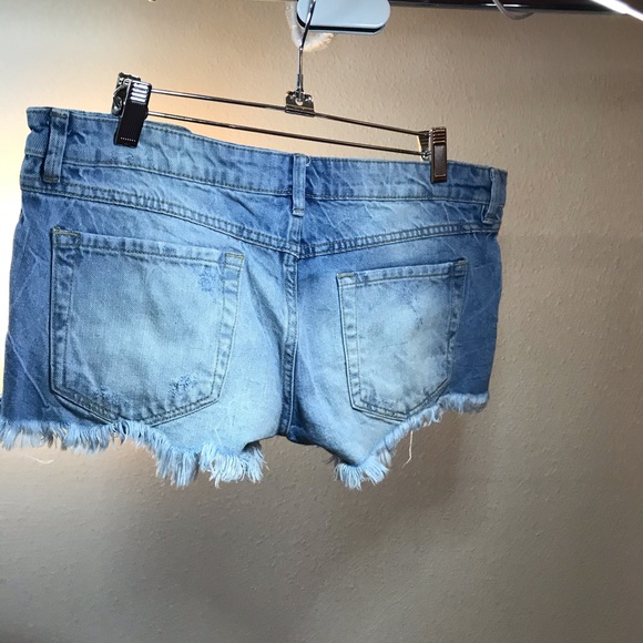 Women’s Forever 21 jean shorts size 30 - Picture 3 of 3